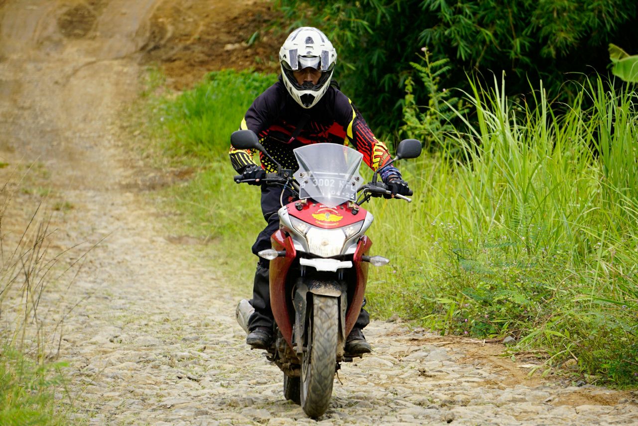 Kerennya Honda CBR 250 Lawas Dibuat Adventure Stay Okay On The Road